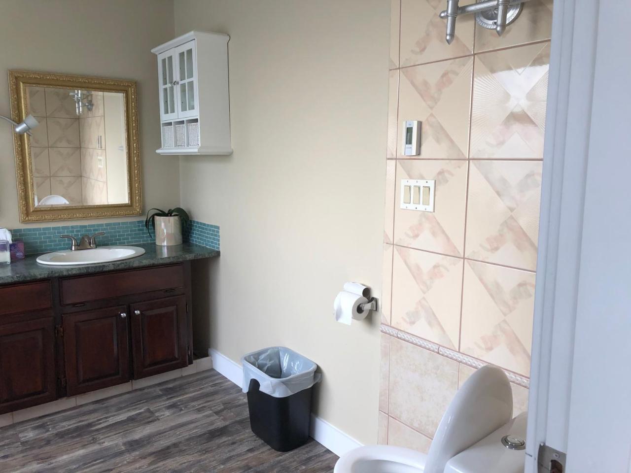 וונקובר Cozy Bedrooms Guest House מראה חיצוני תמונה