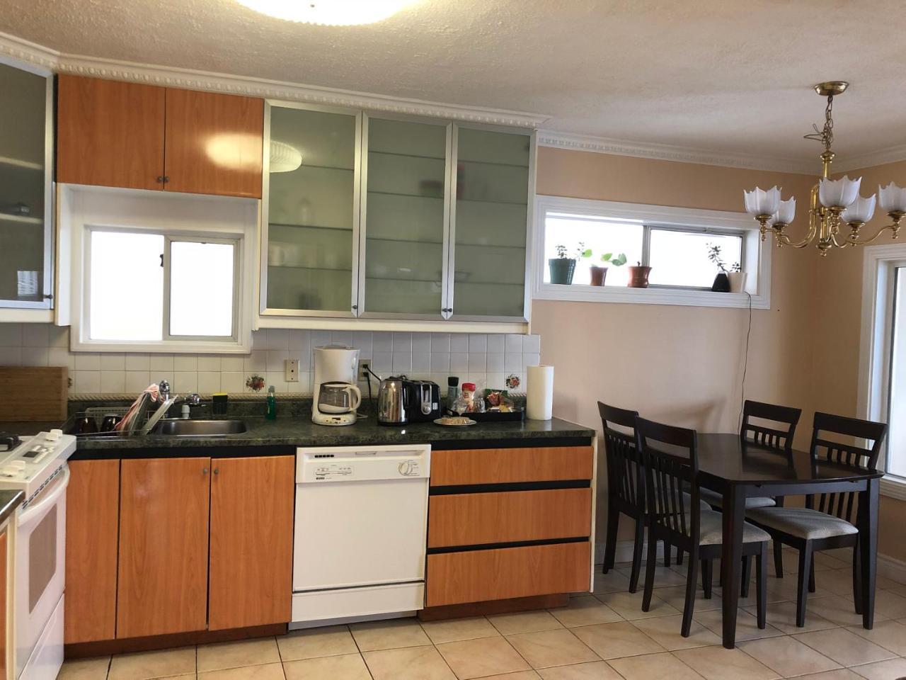 וונקובר Cozy Bedrooms Guest House מראה חיצוני תמונה